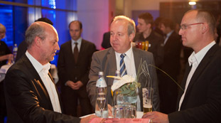 Klaus G. Schroeter, BioID, ASMAG-Geschäftsführer Johann Vielhaber und Rainer Kopp, Vertrieb Pic4Pass, optimieren die Qualität von ID-Fotos.